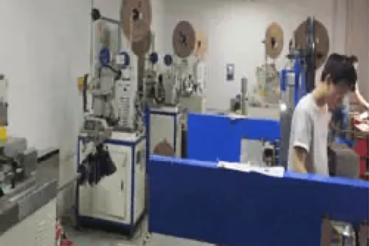 金淶雙頭自動端子機，應用於端子線組裝